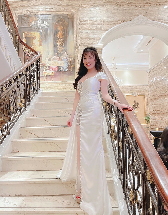 Những hình ảnh của Âu Hà My sau khi đăng tải nhanh chóng nhận về hàng chục ngàn lượt tương tác từ dân mạng, nhiều người để lại lời khen ngợi trước nhan sắc của nữ giáo viên.
