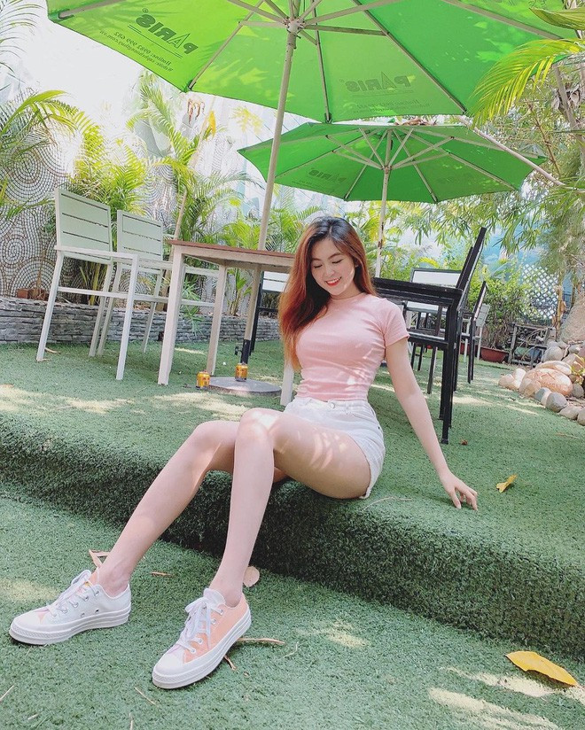 Gây ấn tượng bởi gương mặt baby, làn da trắng nõn và hình thể nuột nà, Trân Trần thiêu đốt ánh mắt người xem qua từng centimet trên cơ thể mình.