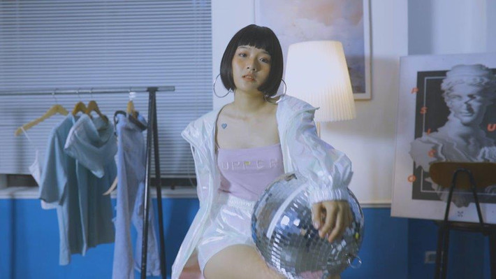 Lê Na là một hot girl kiêm diễn viên tự do, 1 vlogger khá có tiếng trên mạng xã hội với nhiều clip cover và khả năng viết nhạc.