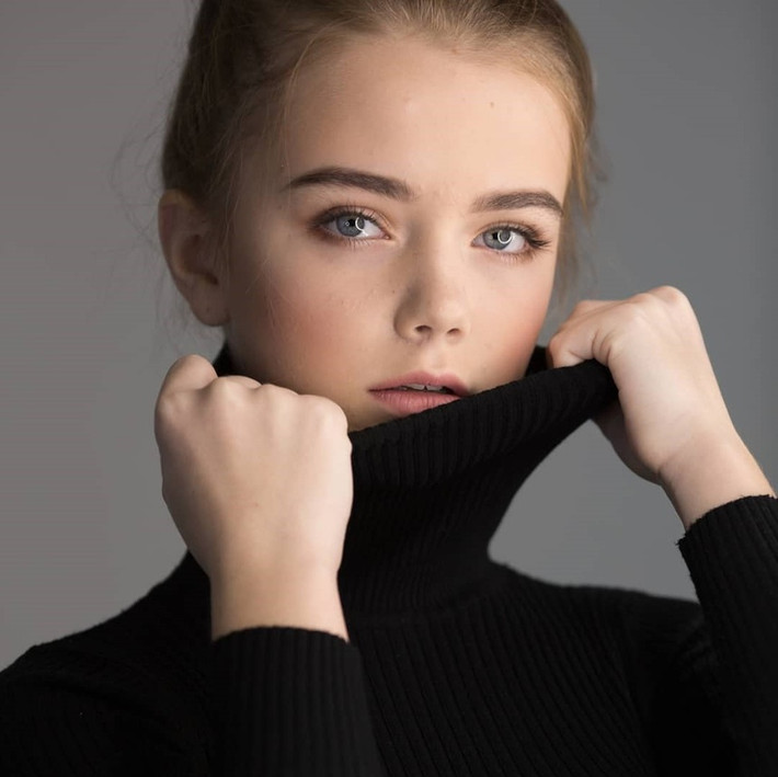 Anna Grudina gây ấn tượng mạnh với người xem với những shoot hình đậm chất thơ, tôn lên vẻ đẹp như cổ tích đậm chất Đông Âu.