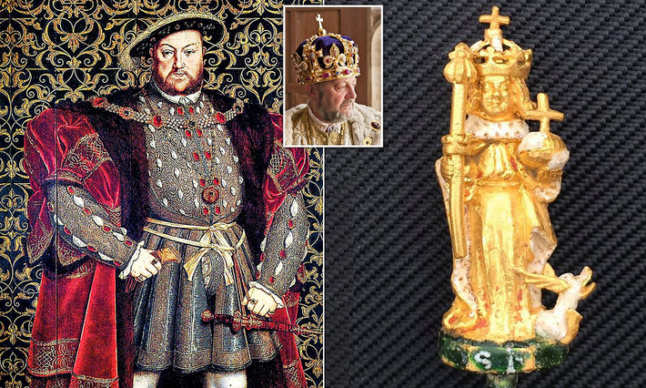 Tuy nhiên, vào năm 1649, sau cái chết của vua Charles I, Oliver Cromwell đã ra lệnh đun chảy vương miện nặng 3,3 kg của vua Henry VIII để đúc thành tiền xu. Một phần các viên đá quý trên vương miện đã bị bán riêng lẻ, và một số phần khác bị thất lạc.