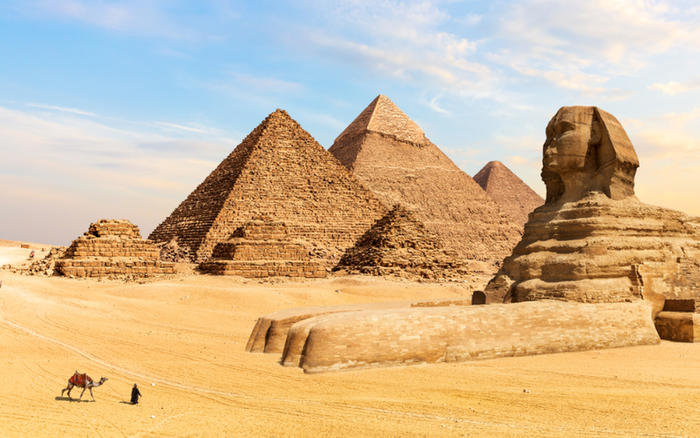 Đại kim tự tháp Giza bao gồm hơn 2,3 triệu khối đá vôi và đá granit, mỗi khối nặng 2 tấn.