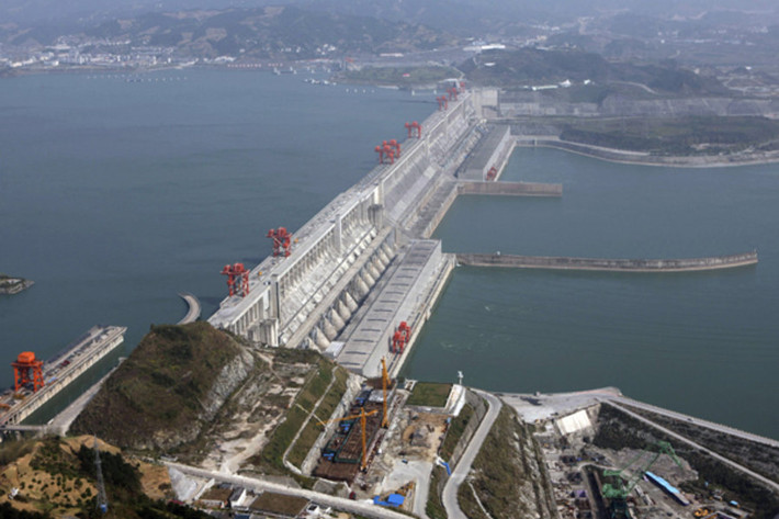 Hiện tại đây cũng là đập thuỷ điện lớn nhất thế giới, cung cấp 22.500 MW điện cho Trung Quốc. Với đập nước lớn như Tam Hiệp, sức công phá của hàng trăm triệu tấn nước được trữ lại trong đập đủ để đe doạ sinh mạng của hàng trăm triệu người dân Trung Quốc sống ở dọc hạ lưu sông Trường Giang. Nguồn ảnh: QQ.