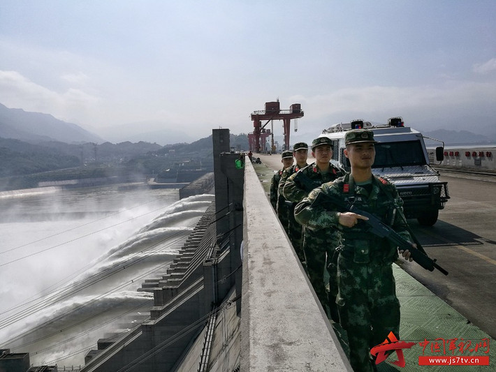 Thực tế, khó có một âm mưu khủng bố nào có thể phá được đập Tam Hiệp. Con đập này theo như chính quyền Trung Quốc tuyên bố, có đủ khả năng chống đỡ cả bom nguyên tử - thứ vũ khí mạnh nhất của nhân loại hiện nay. Nguồn ảnh: QQ.
