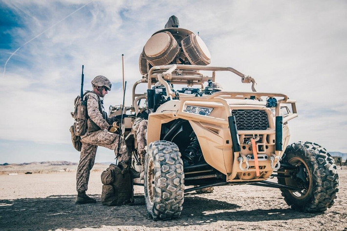 Hệ thống LMADIS sử dụng radar và camera để phát hiện máy bay không người lái trong tầm hoạt động. Sau khi định vị được mối đe doạ, LMADIS sẽ dùng sóng vô tuyến để gây nhiễu cho máy bay không người lái. Nguồn ảnh: Military.