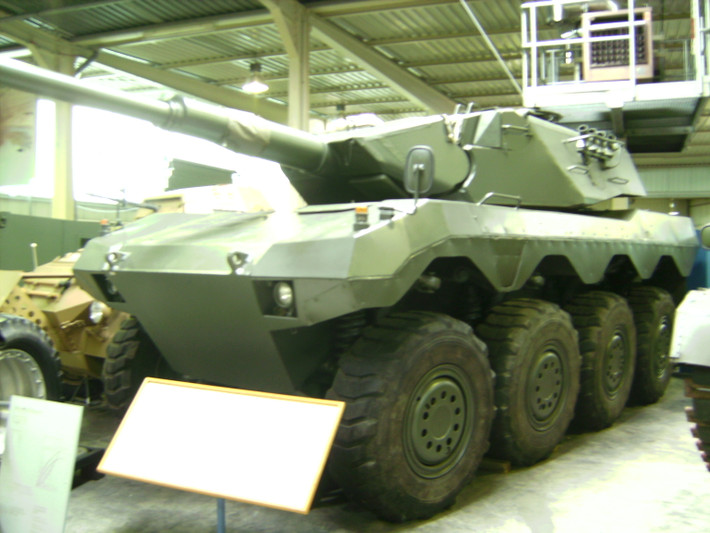 Mang tên Radpanzer 90, phương tiện chiến đấu bánh lốp hay còn có thể coi là pháo tự hành chống tăng này do Tây Đức nghiên cứu thiết kế và sản xuất thử nghiêm vào giai đoạn đầu thập niên 80 của thế kỷ trước. Nguồn ảnh: TDYQ.