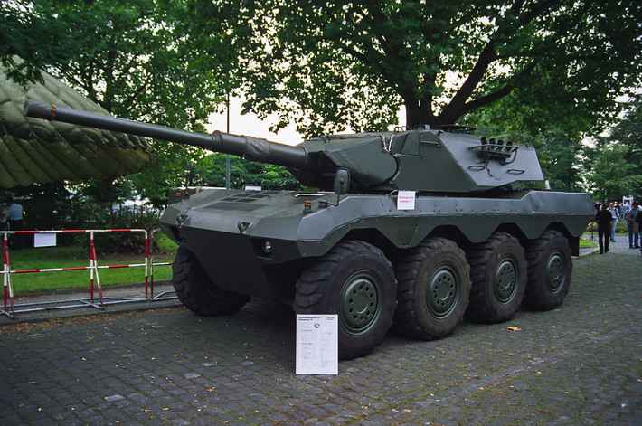 Radpanzer 90 được lấy cảm hứng từ các phương tiện bánh lốp nổi danh ra đời trước đó của Đức bao gồm Spahpanzer và Fuchs. Tới đầu thập niên 80, hãng Daimler-Benz bắt đầu bắt tay vào thiết kế loại thiết giáp hạng nhẹ mang được vũ khí hạng nặng này. Nguồn ảnh: TDYQ.