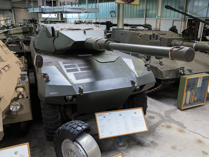 Radpanzer 90 có chiều dài tổng cộng 7100mm, chiều rộng đạt gần 3000mm. Tổng cộng phương tiện chiến đấu này có trọng lượng 30,7 tấn và được trang bị động cơ có công suất kéo tượng đương 26 sức ngựa mỗi tấn kèm theo đó là kíp chiến đấu 4 người. Nguồn ảnh: TDYQ.