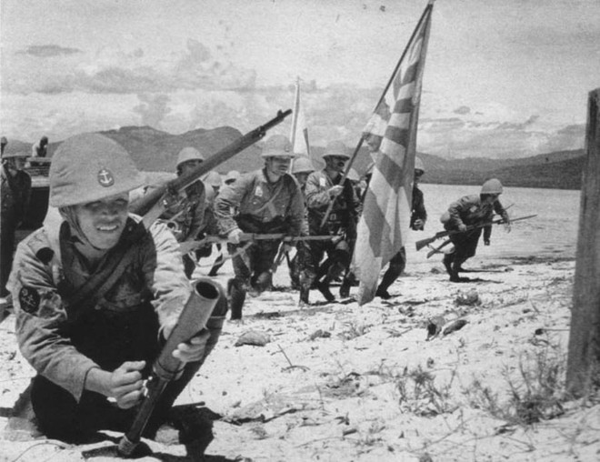 Càng về sau, do nhu cầu tăng cao của chiến tranh, Nhật đã quân phiệt hoá quần đảo này, biến nhiều người Indonesia thành lao động khổ sai. Sau khi chiến tranh kết thúc, Hà Lan đã ghi nhận tổng cộng 448 tội ác chiến tranh cùng với 1038 tội phạm chiến tranh trong thời gian Đông Ấn Hà Lan bị Nhật đô hộ. Nguồn ảnh: Thearchive.