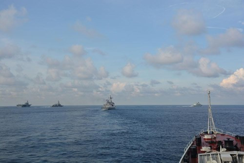 Tàu sân bay 183 lớp Izumo của Nhật Bản (ngoài cùng bên trái) chỉ huy Nhóm 2. Trong quá trình diễn tập, có lúc Nhóm 2 lại chia thành hai tốp chiến thuật. Tàu 011 thuộc Tốp chiến thuật 1 cùng tàu Stalwart của Singapore; tàu sân bay trực thăng 183 và tàu khu trục Sazanami 113, lớp Takanami của Nhật Bản; và tàu KD Lekir 26 của Malaysia.