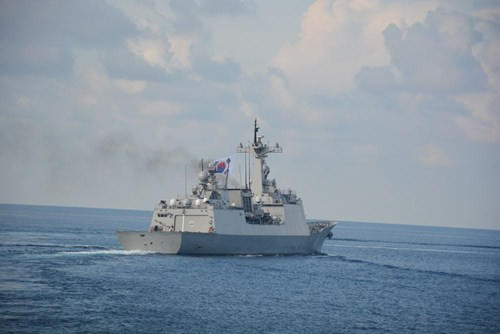 …và Tàu khu trục DDG 997 Dae Jo Yeong của Hải quân Hàn Quốc cơ động trong đội hình.