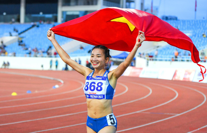 Trên đường đua có vẻ Nguyễn Thị Oanh là cô gái cứng rắn, bản lĩnh, thậm chí hơi khô khan. Tuy nhiên khi trở về cuộc sống đời thường, nữ VĐV dịu dàng, nữ tính và khá thích diện váy.