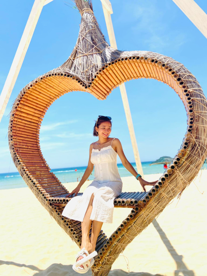 Trở về cuộc sống đời thường cô nàng cũng như bao người con gái khác đều yêu thích cái đẹp và thích được đi chơi.