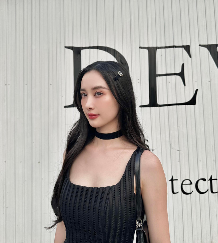 Cô không chỉ tài năng mà còn có phong cách thời trang gợi cảm, duyên dáng mà cũng đầy sang trọng.
