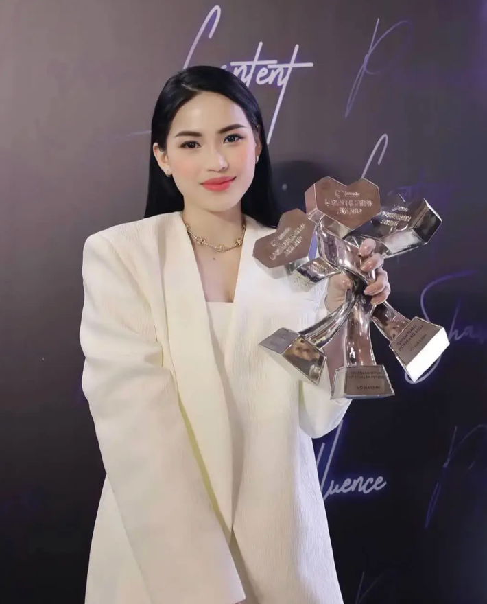 Sau động thái này quả thực "chiến thần review" Hà Linh khiến nhiều người bất ngờ vì cô nàng đã không còn hoạt động quá sôi nổi như trước đây trên mạng xã hội.