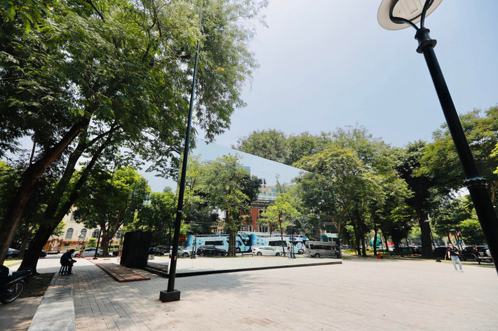 Nhà gương kính khổng lồ đặt tại không gian vườn hoa Diên Hồng (vườn hoa Con Cóc) đang là điểm nhấn đặc biệt của Hà Nội mấy ngày gần đây.