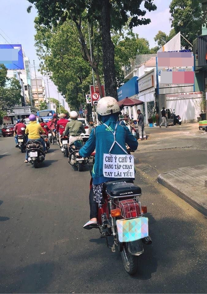 Mới đây, trên mạng xã hội lan truyền bức ảnh ghi lại một người phụ nữ đang di chuyển trên đường phố, nhưng điều khiến mọi người chú ý là tấm bảng thông báo được treo sau lưng với dòng chữ "Chú ý, chú ý! Đang tập chạy, tay lái yếu!". Hình ảnh này được cho là ghi lại tại quận 3, thành phố Hồ Chí Minh.
