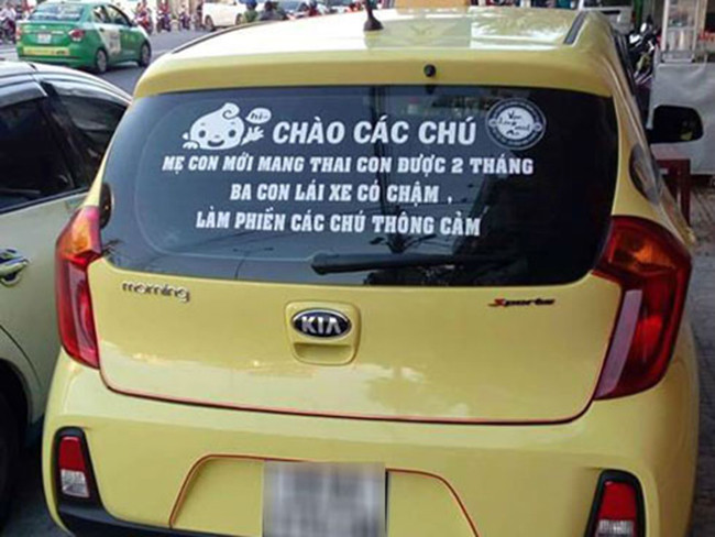 Nhìn hình ảnh này ai cũng nghĩ rằng người lái xe ắt hẳn là một ông chồng, bà mẹ đáng yêu.