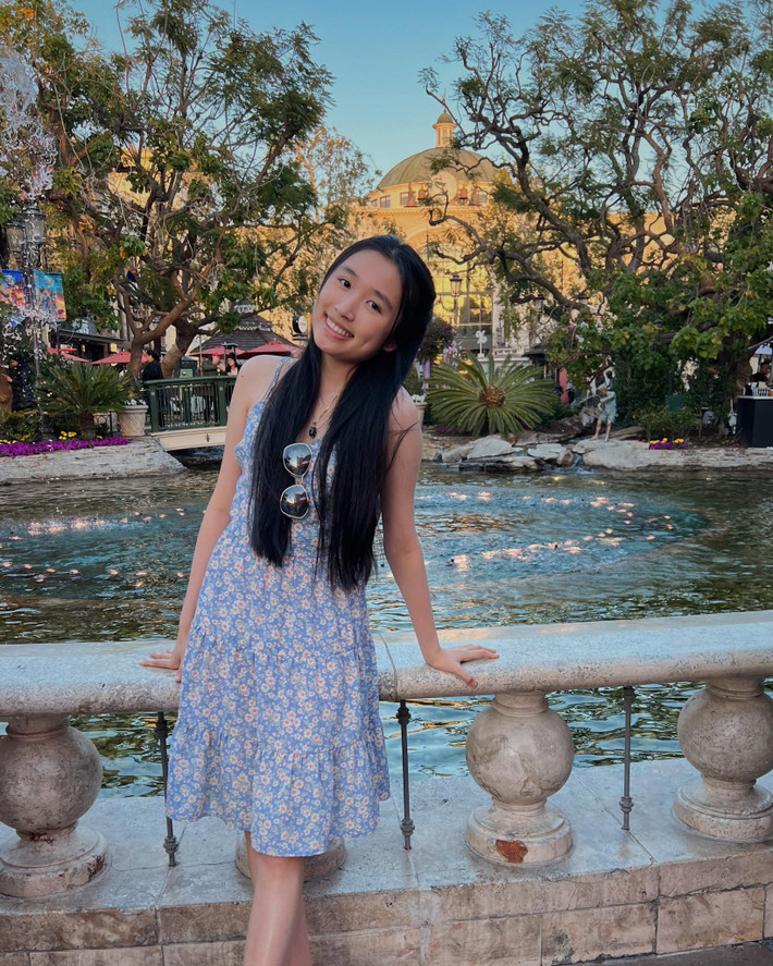Sự dễ thương “hết nước chấm” cũng là yếu tố quan trọng giúp nữ YouTuber thu hút đông đảo mọi người quan tâm.