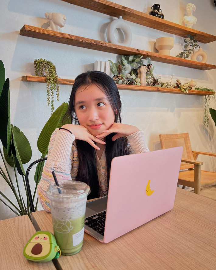 Không dừng lại ở đó, nữ YouTuber 18 tuổi còn tích cực tham gia các hoạt động xã hội, truyền cảm hứng đến nhiều người trẻ. Ảnh: FBNV