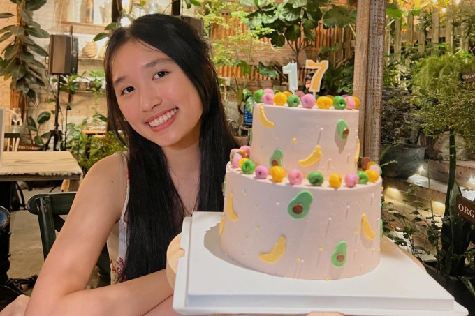 Jenny Huỳnh (tên thật là Huỳnh Việt Hoàng Vy, sinh năm 2005) là YouTuber Gen Z rất được lòng cư dân mạng.