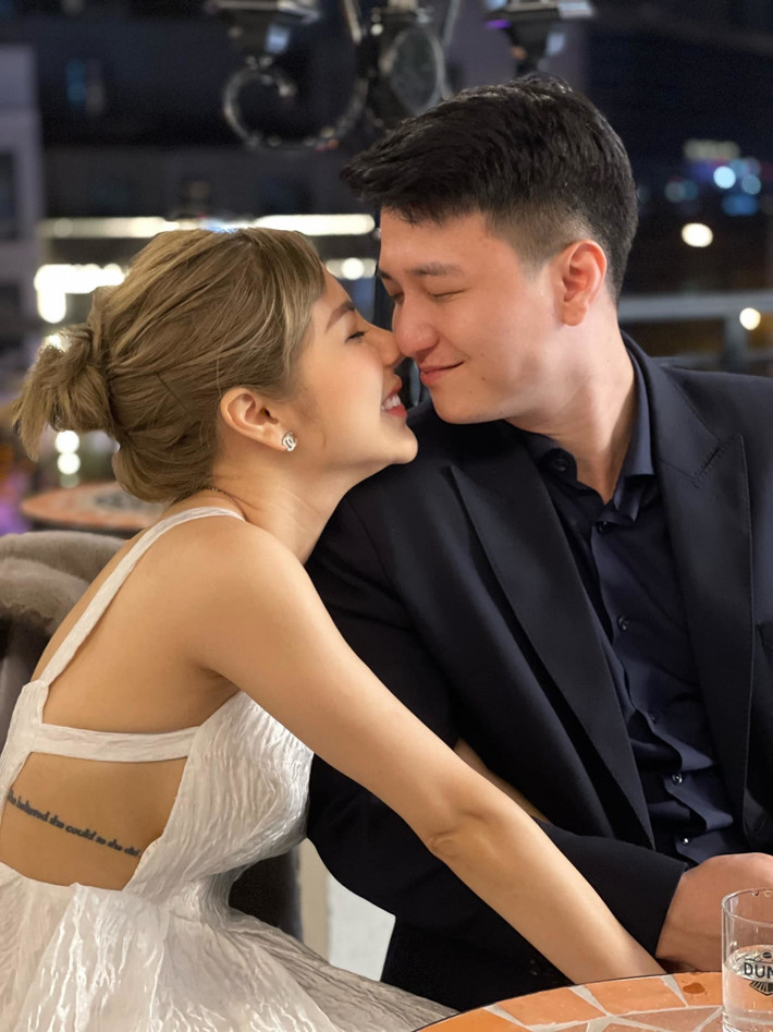 Bên cạnh việc chênh lệch tuổi tác, bạn gái Huỳnh Anh còn khiến dân tình chú ý qua những lần lọt vào ống kính “camera thường”.