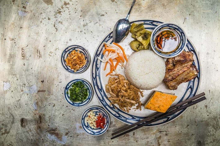 Cơm tấm là món ăn truyền thống của người Việt Nam. Taste Atlas mô tả đây là món ăn bình dân bởi nguyên liệu chính là tấm, một loại gạo vỡ trong quá trình sản xuất gạo.