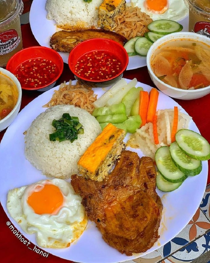 Cơm Tấm sân ga cũng là điểm đến cho các thực khách trong và ngoài nước. Cơm tấm hạt nhỏ nhưng ăn vào rất dẻo và khá là thơm. Menu có nhiều món ngon để lựa chọn. Địa chỉ: Số 62 đường Tàu, Hoàn Kiếm. Ảnh: @mokhoet_hanoi