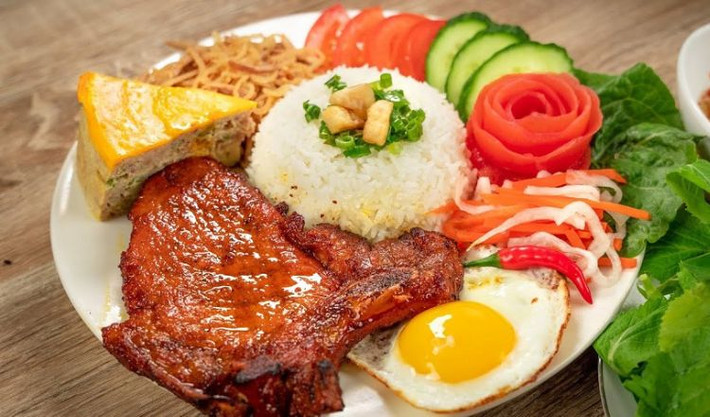 Cơm tấm Tài từ lâu đã chiếm một vị trí trong lòng người dân Sài Thành kể cả những vị thực khách khó tính nhất bởi kích thước cũng như hương vị thơm ngon độc đáo của thịt sườn. Cơm ở đây được nấu chín kỹ, đi kèm với miếng sườn “siêu to khổng lồ”. Địa chỉ: 1 Nguyễn An Ninh, P. 14, Quận Bình Thạnh. Ảnh vinpearl.com