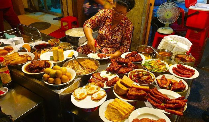 Cơm tấm Bãi Rác Sài Gòn là một quán cơm tấm lâu đời, một điều thú vị là quán sử dụng hoàn toàn cơm từ gạo tấm vỡ, Miếng sườn ở đây được ướp theo kiểu truyền thống. Địa chỉ: 77 Lê Văn Linh, Quận 4. Ảnh i.ytimg.com