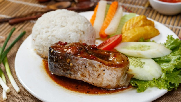 Quán cơm tấm ở Hà Nội nổi tiếng có thể nhắc đến là quán Phương Anh, địa chỉ 119A6 Trần Huy Liệu, Giảng Võ, Quận Ba Đình. Đĩa cơm tấm thơm ngon và đẹp mắt chuẩn hương vị Sài Gòn xưa cùng với món nước chấm chua, cay, ngọt, mặn được pha theo công thức riêng tạo nên bữa ăn hoàn hảo cho thực khách. Ảnh: @Clingme