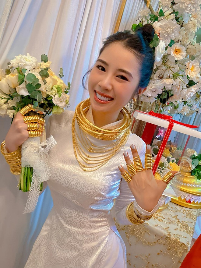 Cô dâu tên tên Quỳnh Nhi sinh năm 2000 là chủ tiệm phun xăm thẩm mỹ và nail tại Sài Gòn, còn chú rể là Hoàng Đại sinh năm 1989 là doanh nhân trong lĩnh vực mua bán xe công trình.