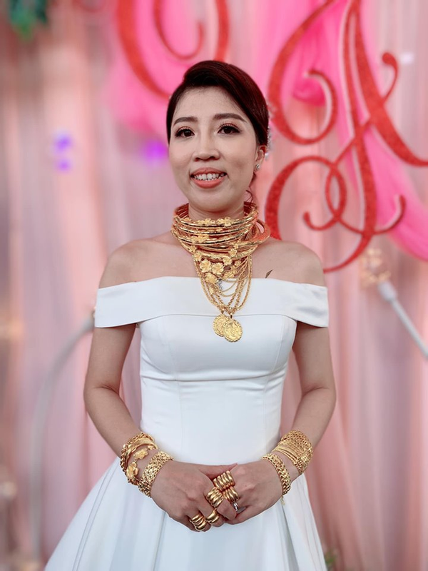 Năm 2019, một cô dâu đến từ Trà Vinh đang gây bão cộng đồng mạng khi được trao của hồi môn khủng hơn 1kg vàng.
