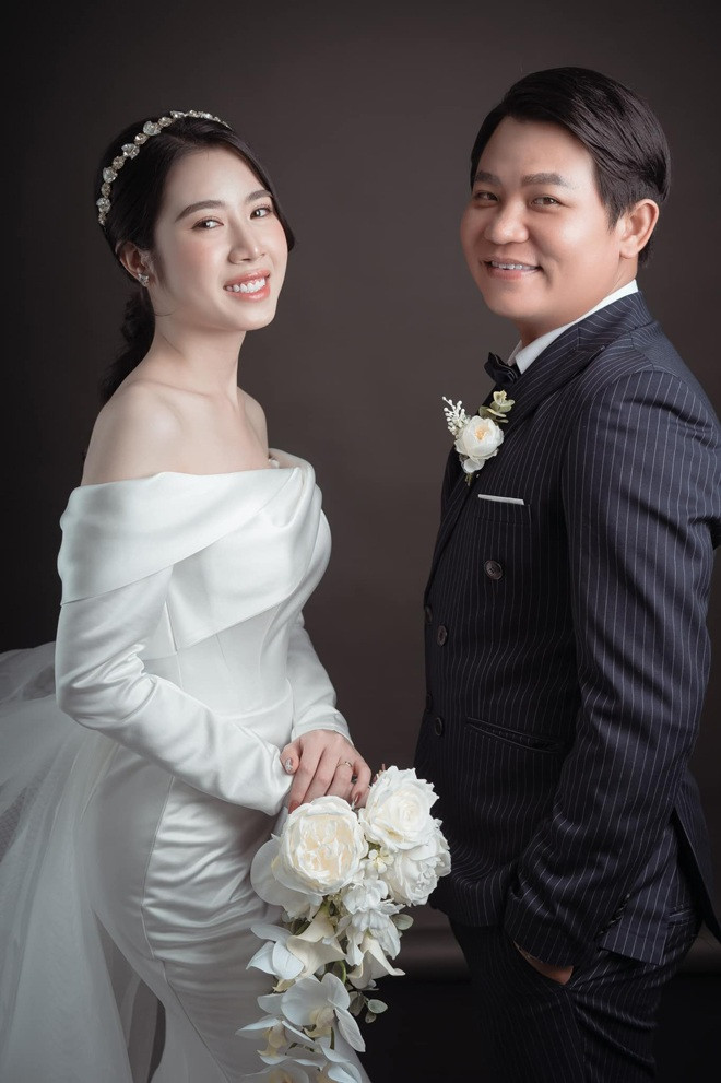 Quỳnh Nhi cho biết cô nàng rất xúc động khi đám cưới đã nhận được sự quan tâm lớn từ dư luận. Đặc biệt cô không thể ngờ mọi người đã dành lời chúc phúc nhiều như thế.