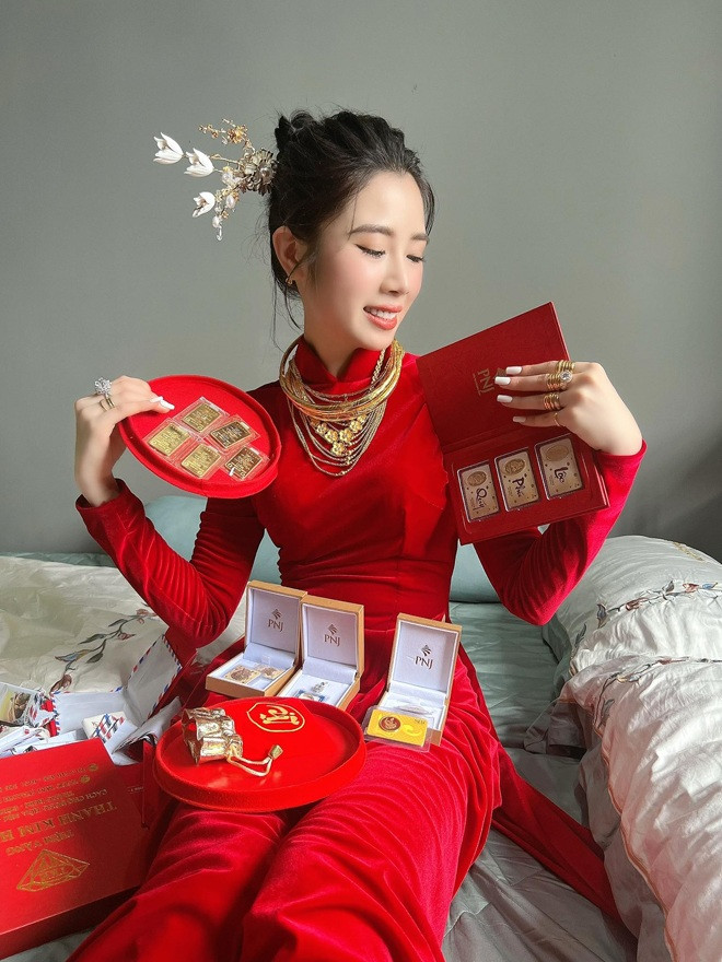 Ước tính tổng số quà cưới mà cô dâu chú rể nhận được trong đám cưới lên tới hàng chục tỷ đồng, gồm vòng – kiềng – nhẫn vàng, hột xoàn, tiền…