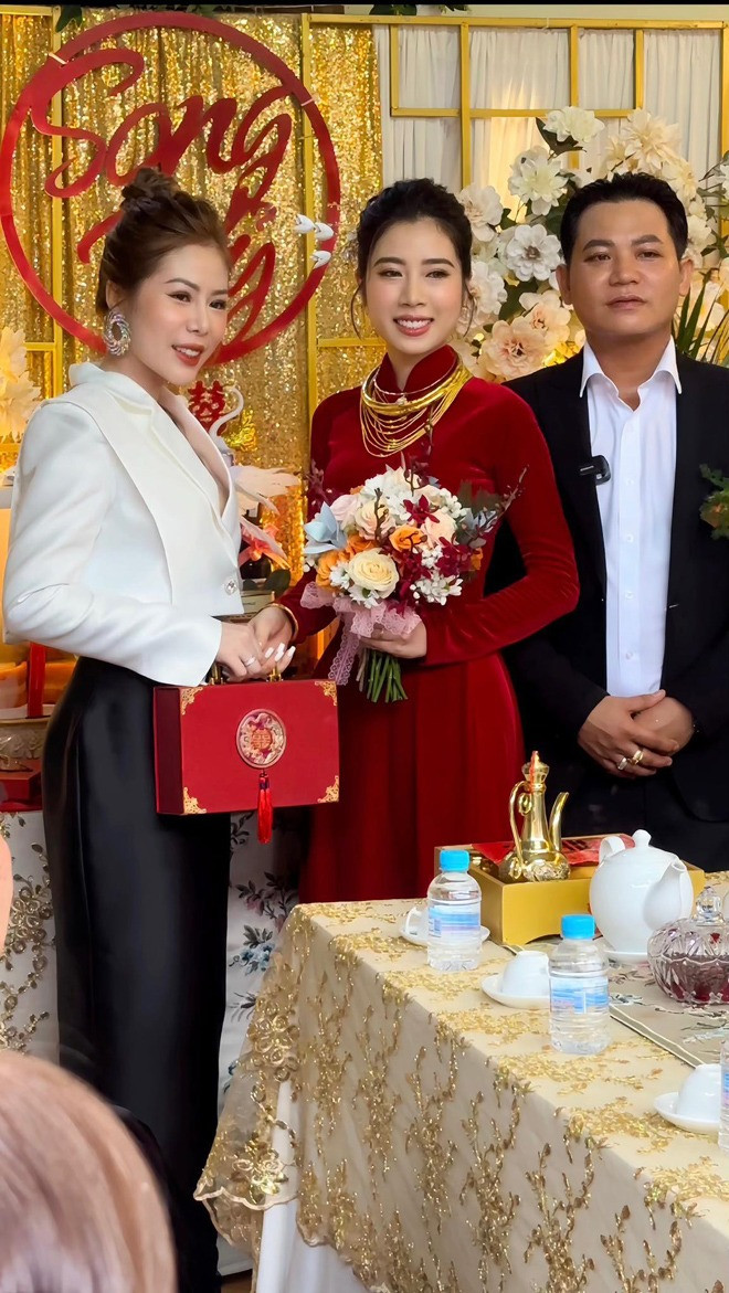 Mới đây, cư dân mạng trầm trồ trước đám cưới “siêu khủng” tại Đồng Nai. Theo đó cô dâu sở hữu nhan sắc xinh đẹp, đeo vàng kín cổ và hai tay.