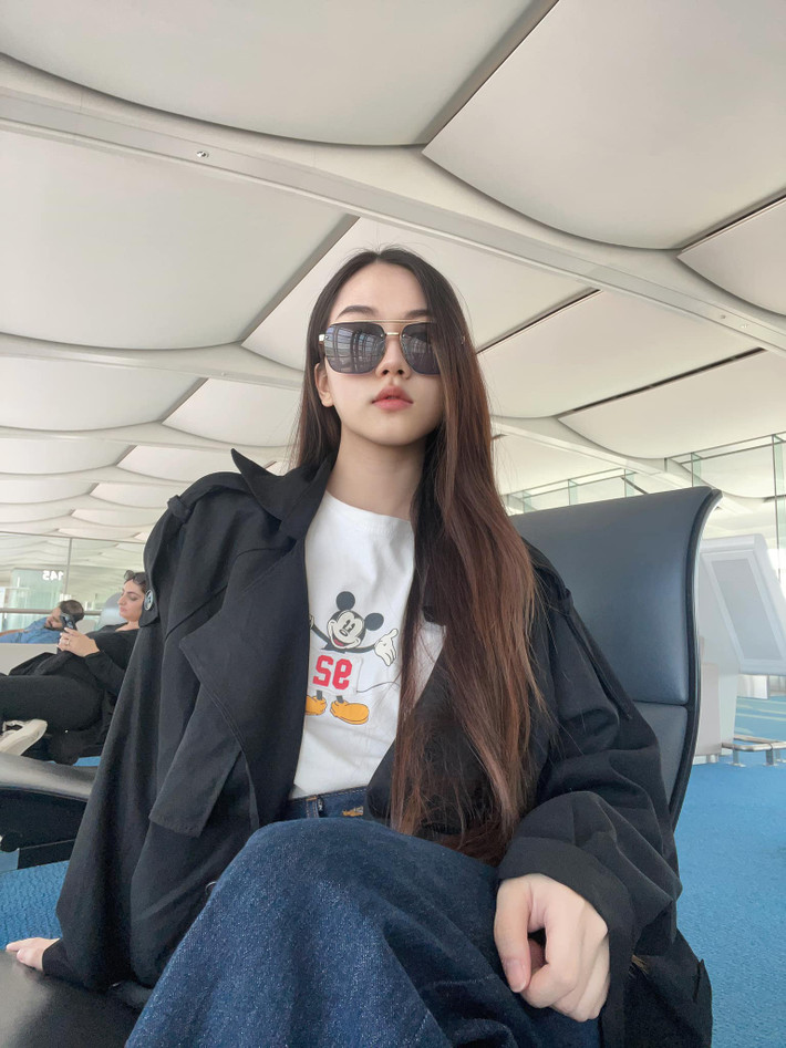 Nhờ có vóc dáng mảnh mai và làn da trắng nõn nà mà Thoại Nghi dù mặc đơn giản vẫn hút mắt mọi ánh nhìn.
