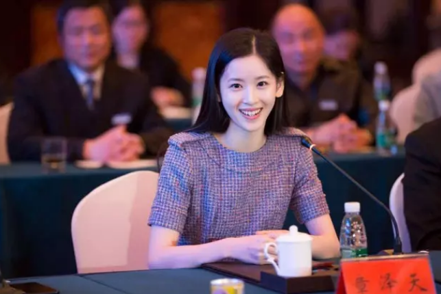 Chương Trạch Thiên được dân mạng đặt cho biệt danh " hot girl trà sữa" hay "em gái trà sữa" nhờ bức ảnh cầm cốc trà sữa với gương mặt xinh xắn, thuần khiết được chia sẻ khắp mạng xã hội vào năm 2009.