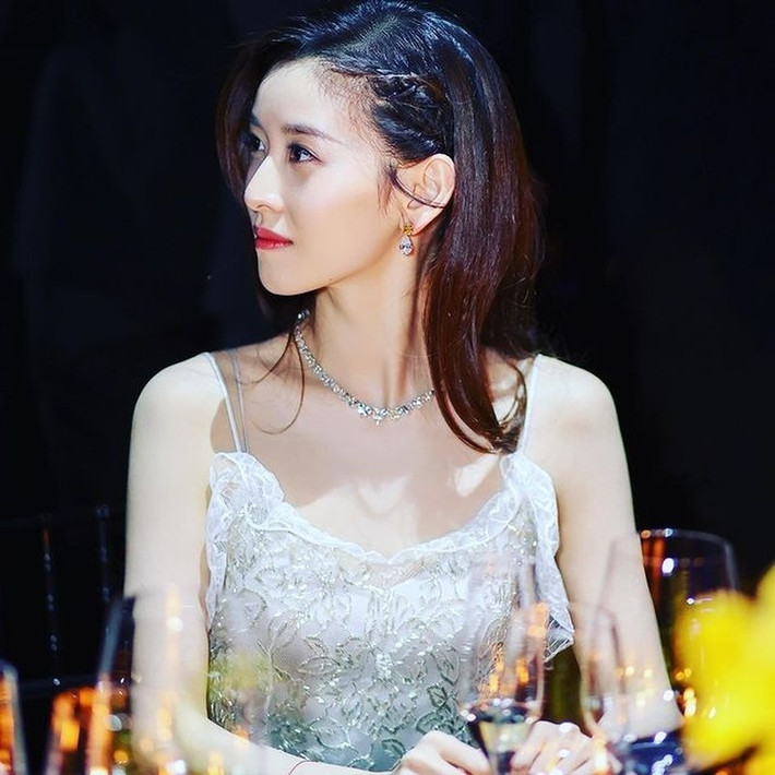 Có thể thấy sau khi sinh em bé thứ 2, cô nàng vẫn giữ được phong độ nhan sắc.