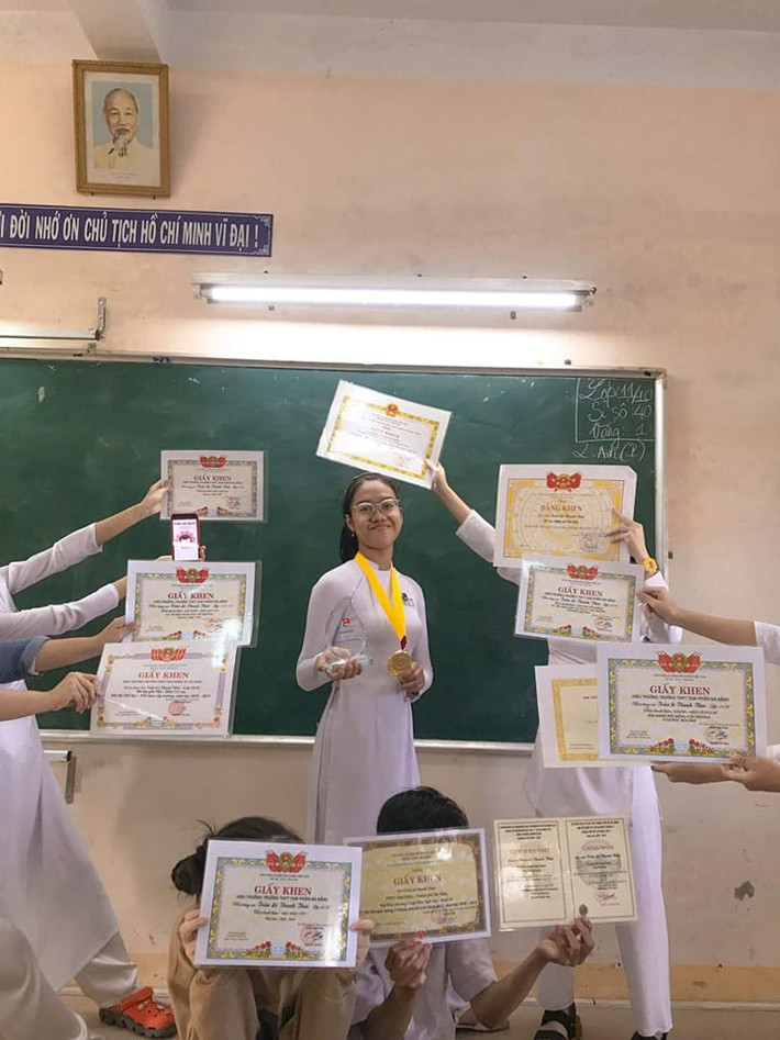 Điều mà phần lớn học sinh chúng mình mong chờ nhất chính là nhận được giấy khen mỗi dịp hết học kỳ hay cuối năm học. Ảnh: Bảo Han/Trường Người Ta