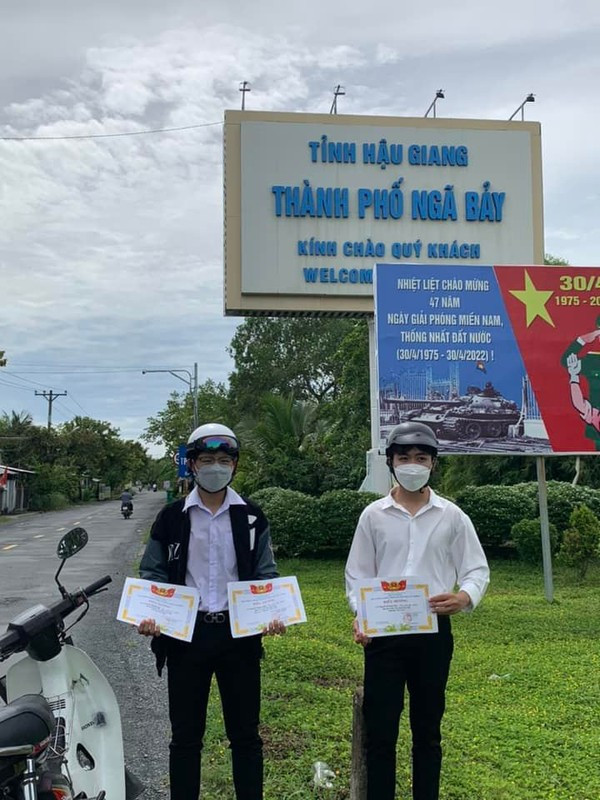 Khoe giấy khen mọi lúc mọi nơi đang là trend của hội học sinh thời nay. Ảnh: Nguyễn Thành Đạt/Group Trường Người Ta.