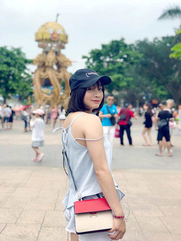 Cô khiến nhiều người thích thú khi tiết lộ mình còn độc thân.