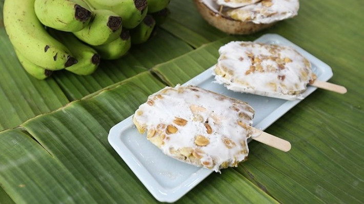 Mùa hè thời đó được rất nhiều người yêu thích, bởi lẽ không chỉ là mùa được nghỉ học mà là khoảng thời gian được thưởng thức kem chuối. Trải qua bao nhiêu năm thăng trầm, kem chuối ngày càng được biến tấu đa dạng hơn, nhưng có 1 điều vẫn giữ được vẹn nguyên đó chính là hương vị tươi ngon, thanh mát mà nó đem lại.