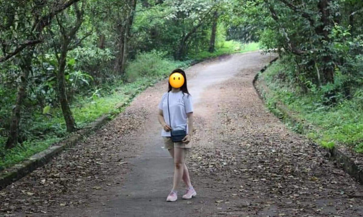 Không chỉ không xóa xe máy, cư dân mạng còn thêm thắt nhiều tình tiết hài hước khác như con người, cảnh vật,...