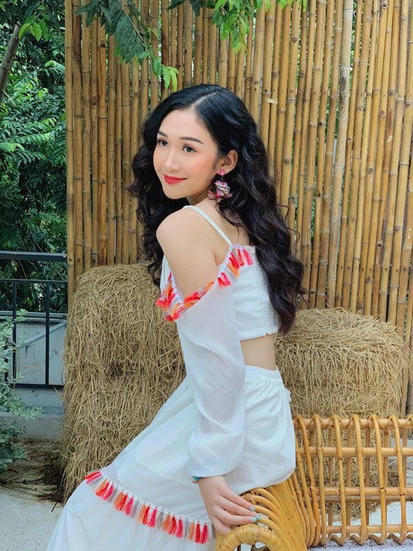 Nữ MC VTV từng cộng tác, dẫn chương trình du lịch có tên "Báu vật đại dương" trên kênh VTV9 - Đài truyền hình Việt Nam.