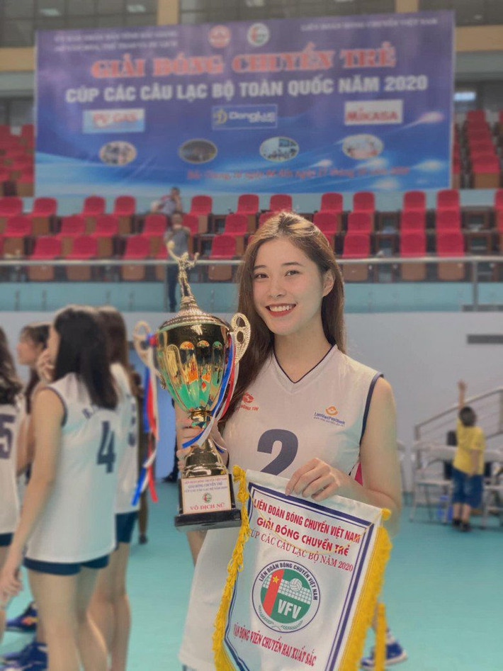 Đặng Thu Huyền từng gây sốt khi là một trong những vận động viên bóng chuyền trẻ tiềm năng lại sở hữu sắc xinh đẹp.