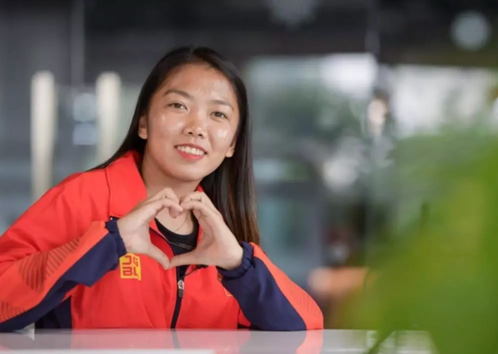 Tiền đạo Huỳnh Như - đội trưởng tuyển nữ Việt Nam dù không sở hữu nhan sắc long lanh như một số đồng đội song trong một số hình ảnh đời thường cô vẫn ghi điểm bởi nụ cười tươi sáng.