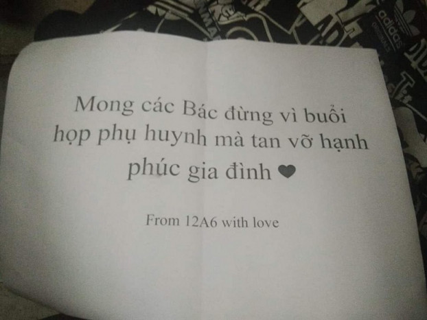 Lời nhắn nhủ của tập thể lớp: “Mong các Bác đừng vì buổi họp phụ huynh mà tan vỡ hạnh phúc gia đình”. Ảnh: Tổng hợp Internet