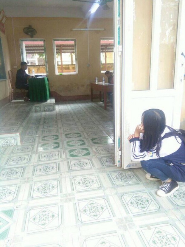Giáo viên cũng sẽ thông báo cho phụ huynh những khuyết điểm, lỗi sai mà các em học sinh mắc phải trên lớp, vậy nên nhiều cô cậu học trò tranh thủ nghe lén để chuẩn bị tâm lý.