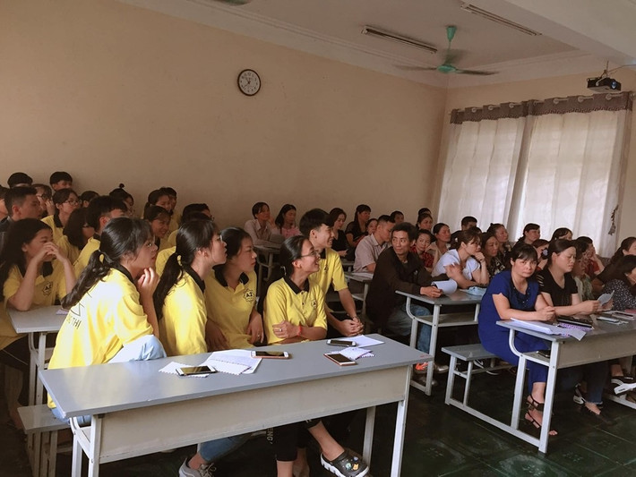 Trong cuộc đời của mỗi bạn học sinh ngoài mùa khai giảng, bế giảng hay cả mùa thi thì áp lực và hoang mang chẳng kém là "mùa họp phụ huynh". Thời điểm này các lớp, các trường bắt đầu chuẩn bị cho các buổi họp phụ huynh để tổng kết một năm học cho con em mình.